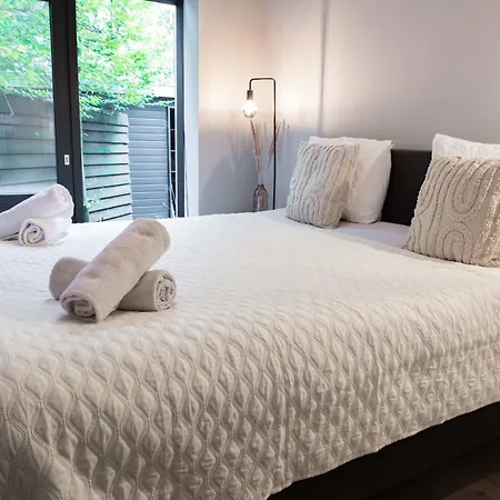 Hip De Pijp 2br Ground-floor With Terrace & Garden In Apartmán *